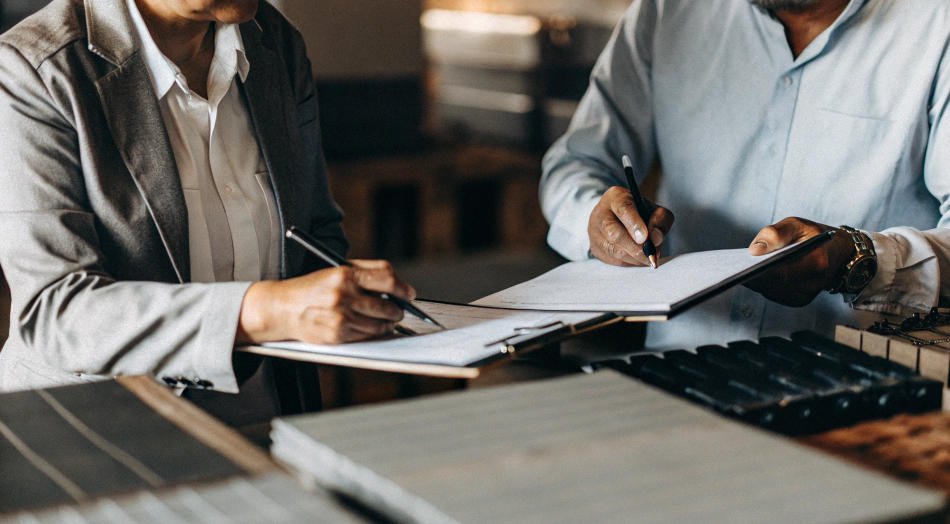 China sourcing agent and China supplier are standing in front of a counter